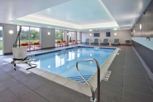 een groot zwembad in een hotelkamer bij Tru By Hilton Jackson in Jackson