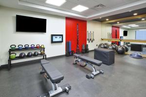 een fitnessruimte met diverse hometrainers en een flatscreen-tv bij Tru By Hilton Jackson in Jackson