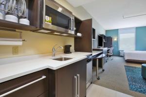 Home2 Suites By Hilton Holland的厨房或小厨房