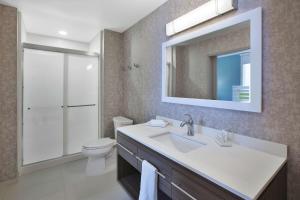 Home2 Suites By Hilton Holland的一间浴室