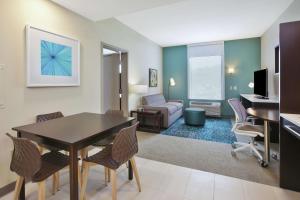 Home2 Suites By Hilton Holland的休息区