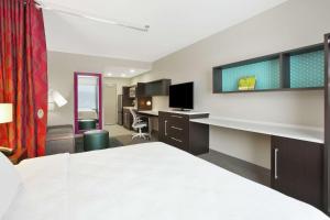 Home2 Suites By Hilton Holland的电视和/或娱乐中心
