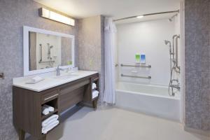 霍兰Home2 Suites By Hilton Holland的带水槽、浴缸和淋浴的浴室