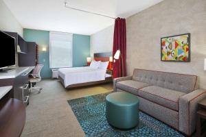 Home2 Suites By Hilton Holland的电视和/或娱乐中心
