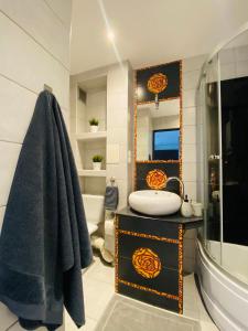 a bathroom with a sink and a mirror at Apartament na Orchidei in Bielsko-Biała