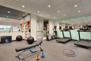 um ginásio com vários equipamentos de exercício numa sala em Tru by Hilton Webster Houston NASA em Webster