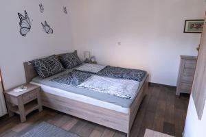 ein Schlafzimmer mit einem Bett in einem Zimmer in der Unterkunft Apartma pr' Gamilcu in Tolmin