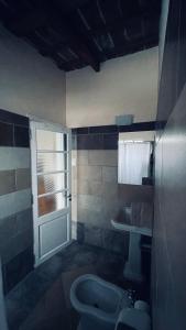 ein Bad mit einem WC und einem Waschbecken in der Unterkunft Exquisito departamento “Boutique” in Balcarce