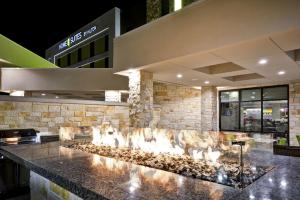 een lobby met een fontein voor een gebouw bij Home2 Suites Plano Legacy West in Plano