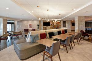 Home2 Suites Plano Legacy West的休息区