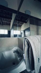 eine Badewanne mit einem Handtuch auf der Seite in der Unterkunft Exquisito departamento “Boutique” in Balcarce