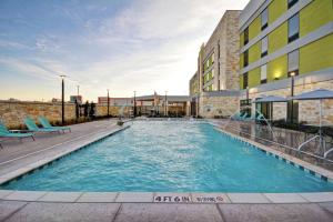 Home2 Suites Plano Legacy West内部或周边的泳池