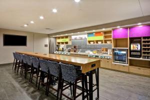 Home2 Suites Plano Legacy West的厨房或小厨房