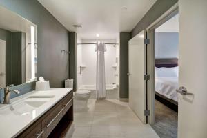 Home2 Suites Plano Legacy West的一间浴室