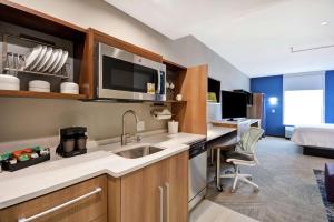 Home2 Suites Plano Legacy West的厨房或小厨房