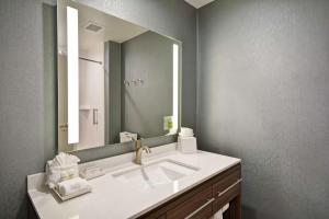 Home2 Suites Plano Legacy West的一间浴室