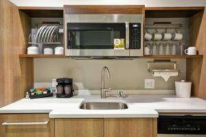 Home2 Suites Plano Legacy West的厨房或小厨房
