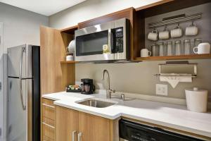 Home2 Suites Plano Legacy West的厨房或小厨房