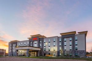 GuymonHampton Inn And Suites Guymon的黄昏时分的酒店效果图
