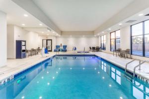 GuymonHampton Inn And Suites Guymon的建筑物内蓝色水的游泳池