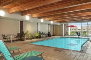 Poolen vid eller i närheten av Home2 Suites By Hilton Brooklyn Park Minneapolis