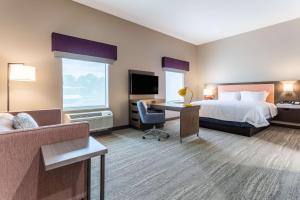 Hampton Inn And Suites Guymon的电视和/或娱乐中心