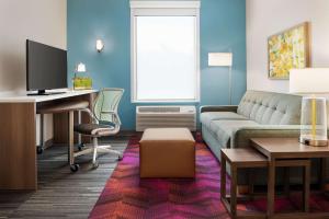 O zonă de relaxare la Home2 Suites By Hilton Brooklyn Park Minneapolis