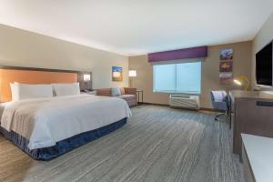 GuymonHampton Inn And Suites Guymon的一间带床和大窗户的酒店房间 更多26张照片