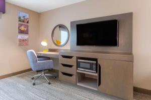 Hampton Inn And Suites Guymon的电视和/或娱乐中心