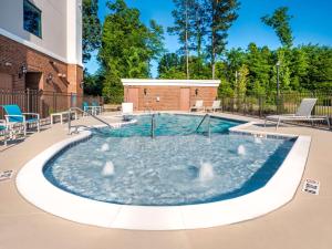 une piscine au milieu d'un bâtiment dans l'établissement Hampton Inn Chattanooga East Ridge, à Chattanooga