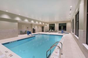 una gran piscina en un gran edificio en Hampton Inn Weston, WV, en Weston