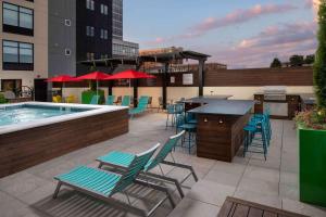 eine Terrasse mit einer Bar, Stühlen und einem Pool in der Unterkunft Tru By Hilton Nashville Downtown Convention Center in Nashville