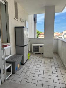 d'une cuisine avec cuisinière et chauffage sur un balcon. dans l'établissement HOGAR MAMI, à Rimini