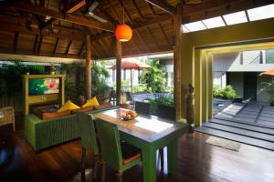 - un salon avec une table et un canapé dans l'établissement Romantic 1 Bed Villa with Pool - 150 mtrs to beach, à Koh Samui 