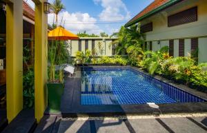 - une piscine en face d'une maison dans l'établissement Romantic 1 Bed Villa with Pool - 150 mtrs to beach, à Koh Samui 