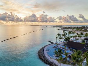 eine Luftansicht auf den Strand im Resort Excelence dominicus in der Unterkunft SAii Lagoon Maldives, Curio Collection By Hilton in Süd-Malé-Atoll