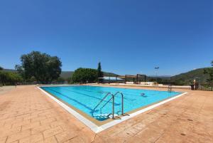 a large swimming pool with aicrobialicrobialicrobialicrobial at CAL MA Ponts in Ponst