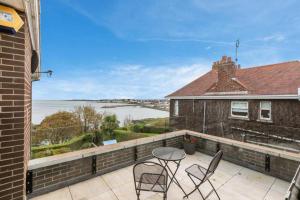 Gallery image of Skippingstone Beach Loft With Amazing Sea Views in Bangor +6 photos
