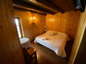 una camera con un letto in una cabina di legno di Maison Vollon a Brusson