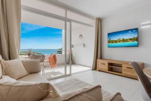 TV a/nebo společenská místnost v ubytování Studio close to the Beach & Balcony with Sea views