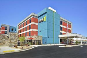华纳罗宾斯Home2 Suites By Hilton Warner Robins的酒店建筑侧面有招牌