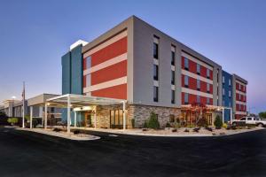 华纳罗宾斯Home2 Suites By Hilton Warner Robins的一座红色白色和蓝色的大建筑