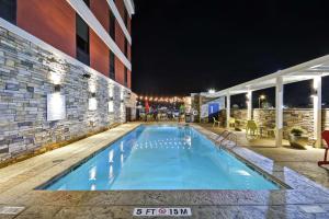 Home2 Suites By Hilton Warner Robins内部或周边的泳池