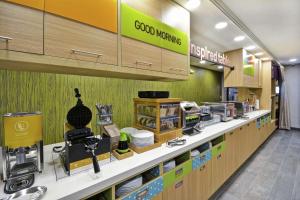 Home2 Suites By Hilton Warner Robins的厨房或小厨房