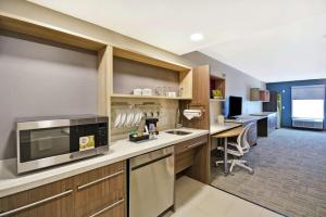Home2 Suites By Hilton Warner Robins的厨房或小厨房