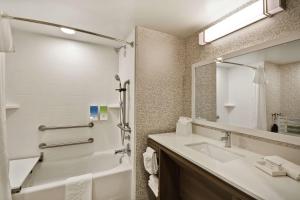 Home2 Suites By Hilton Warner Robins的一间浴室