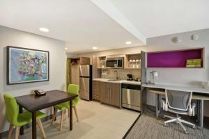 Home2 Suites By Hilton Warner Robins的厨房或小厨房