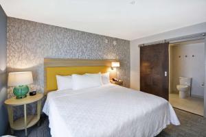 Home2 Suites By Hilton Warner Robins客房内的一张或多张床位