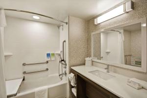 Home2 Suites By Hilton Warner Robins的一间浴室