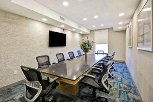 Home2 Suites By Hilton Warner Robins的电视和/或娱乐中心
